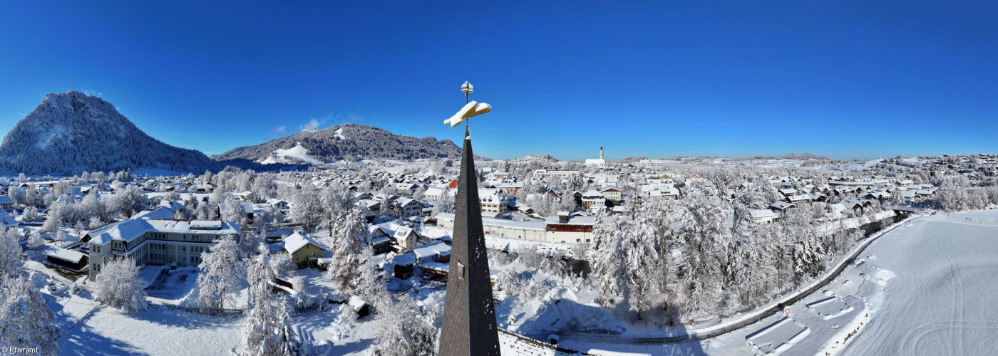 Um die Auferstehungskirche im Winter