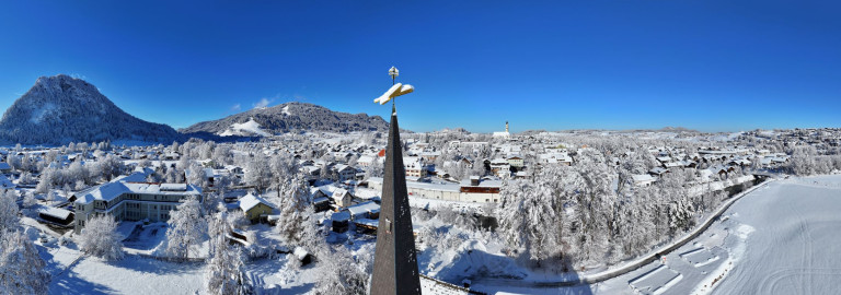 Um die Auferstehungskirche im Winter